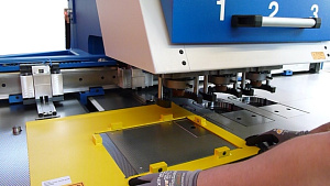 Punching machine with clamping frame_2.jpg