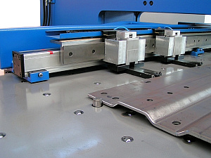 Special punching machine to punch trapezoidal sheet metal_1.jpg