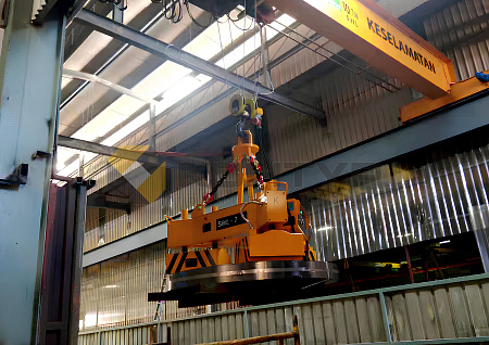 Грузоподъемная траверса с электропостоянными магнитами для рулонной стали, серия HC